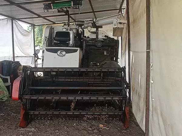 Kobota DC68G combined harvester